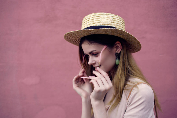 krásná žena město chodit zábava móda svěží vzduch růžová zeď životní styl - Fotografie, Obrázek