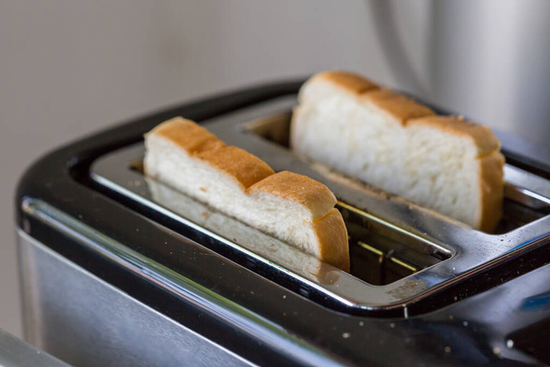 tousty a dvě horké toasty připravené k jídlu na snídani - Fotografie, Obrázek