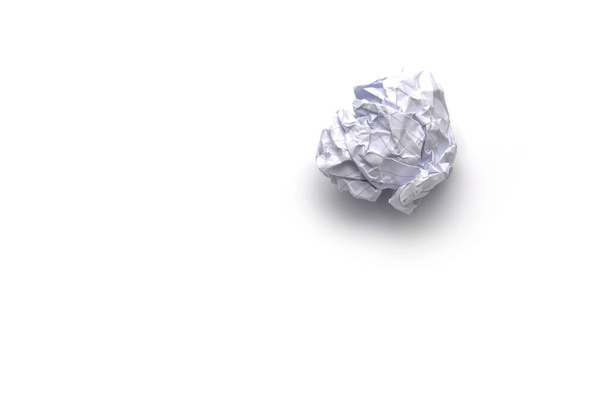 boule de papier froissée sur fond blanc - Photo, image