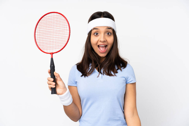Jeune joueuse de badminton femme sur fond blanc isolé avec expression faciale surprise
 - Photo, image