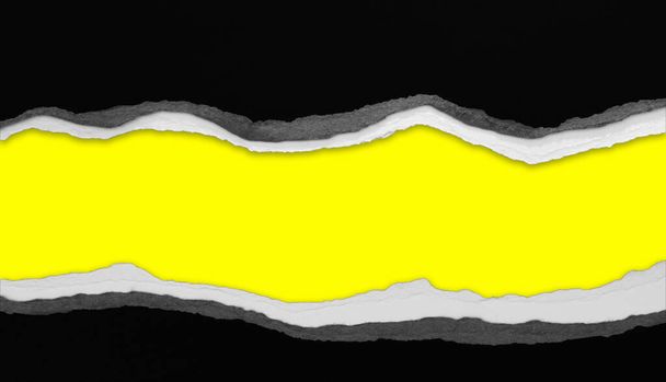 Agujero rasgado en papel sobre fondo amarillo - Foto, Imagen