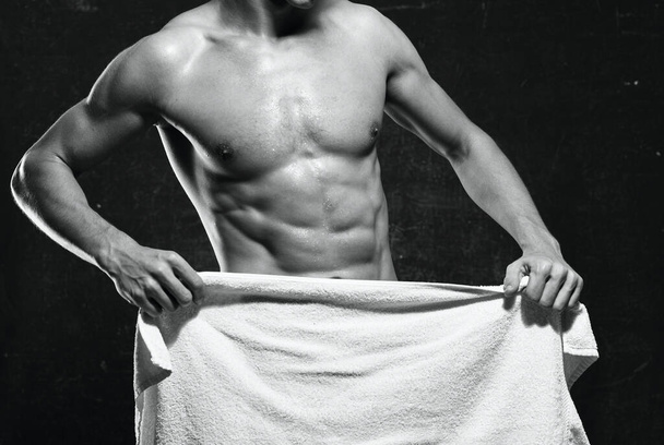 urheilullinen mies paisunut vartalo harjoitus aiheuttaa lihaksia - Valokuva, kuva