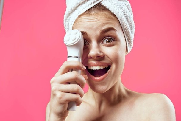 donna con asciugamano sulla testa pulizia della pelle terapia cosmetica tecnologia - Foto, immagini