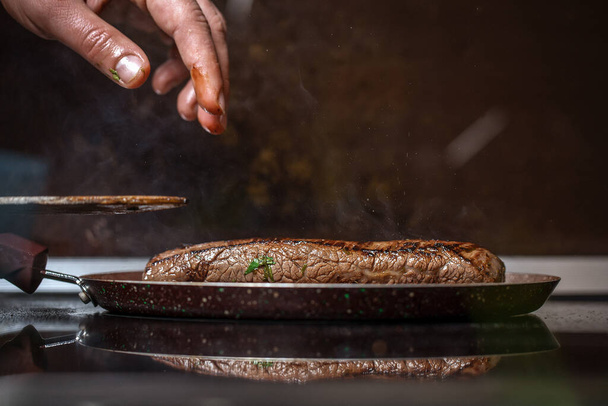 Processo di cottura dei tacos con bistecca di manzo grigliata con guacamole fatto a mano. Frittura bistecca fianco con burro - Foto, immagini
