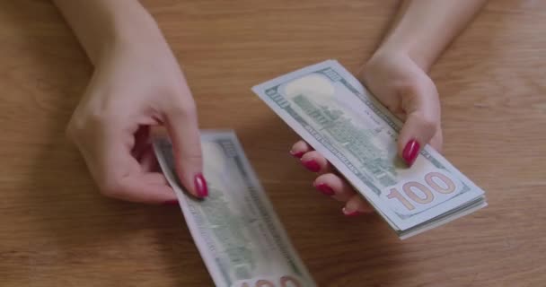 Mains de femme comptant les billets en dollars en papier. - Séquence, vidéo