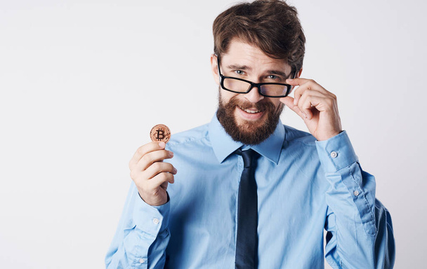 muž v košili s kravatou finance kryptoměna bitcoin manažer světlo pozadí - Fotografie, Obrázek