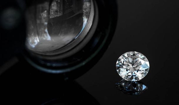 Gyönyörű gyémánt drágakő a háttérben, közelről - Fotó, kép