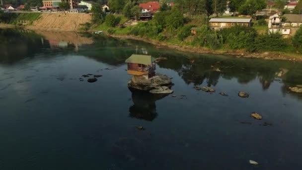 Vista aérea, Casa en el Río Drina, Monumento del Oeste de Serbia - Metraje, vídeo