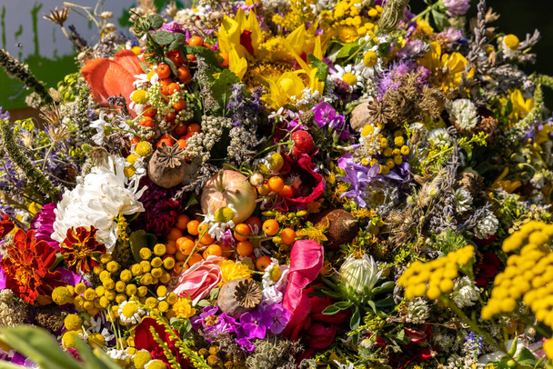 Παραδοσιακό μπουκέτο λουλουδιών, βοτάνων και φρούτων που συμβολίζουν το καλοκαίρι  - Φωτογραφία, εικόνα