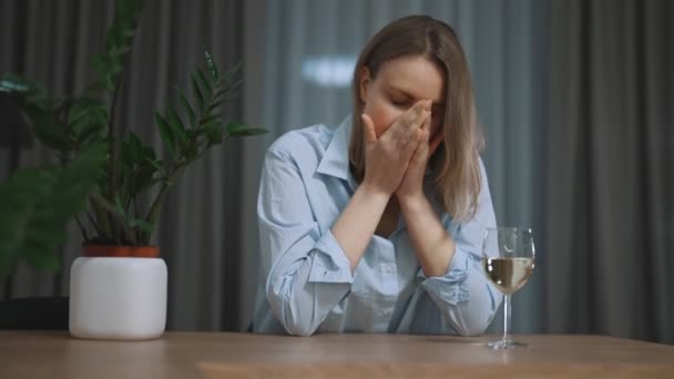 Depresszióban és alkoholfogyasztásban szenvedő nő. - Felvétel, videó