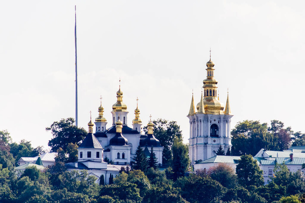 Nykyaikainen Kiova-Pechersk Lavra. Näkymä Dnepperistä huviveneestä. Kiovan vetovoima - Valokuva, kuva