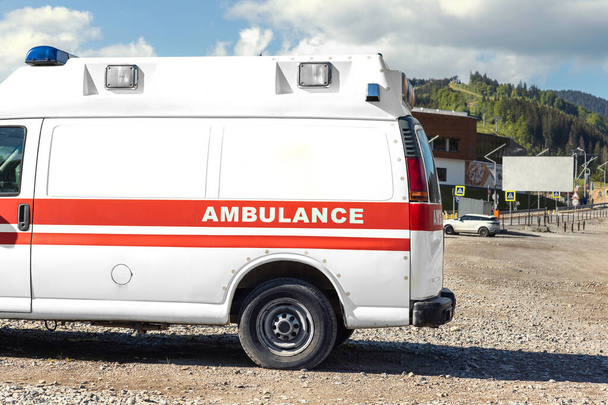 白い救急車の救助の側面図高地の山岳リゾート地の田舎道の近くに駐車バン車。高山の森林景観に対する救急車の支援サービス車両 - 写真・画像