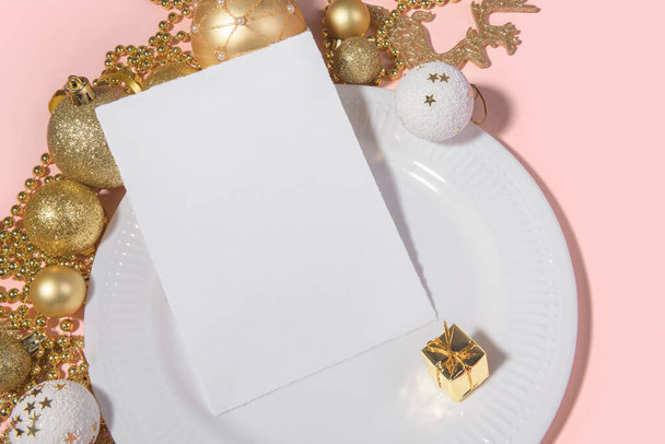 Vánoční vertikální 5x7 karta mockup roztržené hrany s slavnostní nastavení stolu - Fotografie, Obrázek