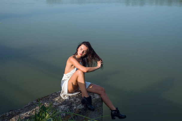 Girl on the shore of the pond - Fotoğraf, Görsel