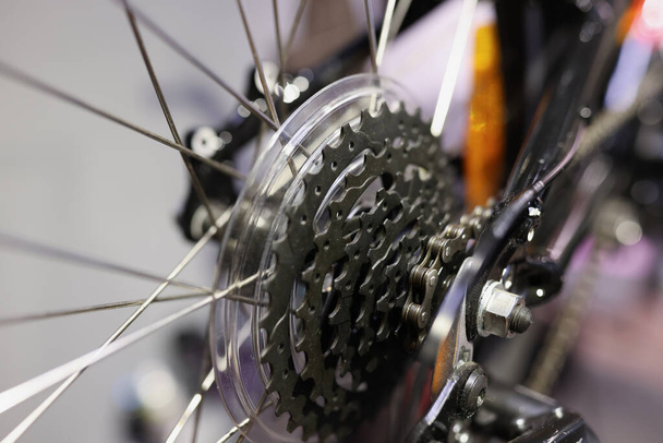 Крупним планом металева велосипедна касета з ланцюгом на колесі
 - Фото, зображення
