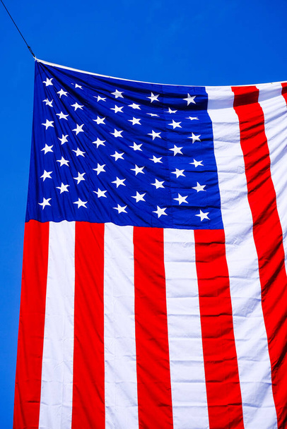 Bandeira americana pendurada
 - Foto, Imagem
