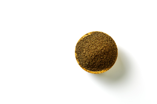 Άλμα ακατέργαστων βιολογικών σπόρων σέλινου σε ένα μπολ. Άνω όψη - Φωτογραφία, εικόνα