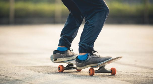 Skateboarder skateboarding outdoors in city - Foto, Bild