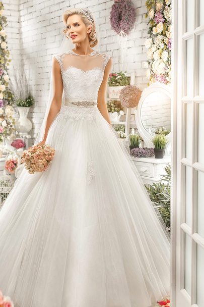 The beautiful  woman posing in a wedding dress - Foto, immagini