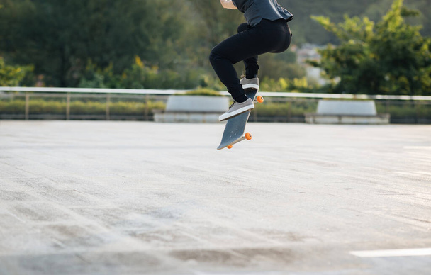 Skateboarder skateboarding outdoors in city - Fotoğraf, Görsel