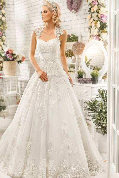 The beautiful  woman posing in a wedding dress - Fotografie, Obrázek