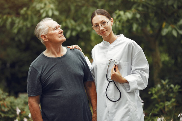 Happy elderly patient with helpful kind doctor - Zdjęcie, obraz