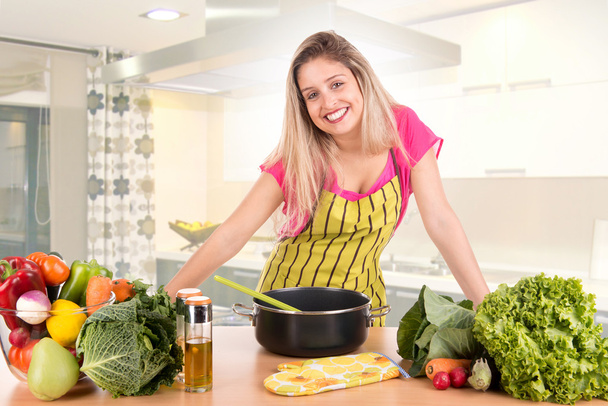 женщина на кухне - Фото, изображение