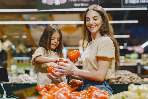 The family buys groceries at the supermarket - Фото, зображення
