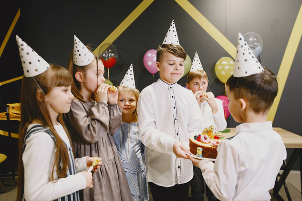 Group of kids celebrate birthday party - Φωτογραφία, εικόνα