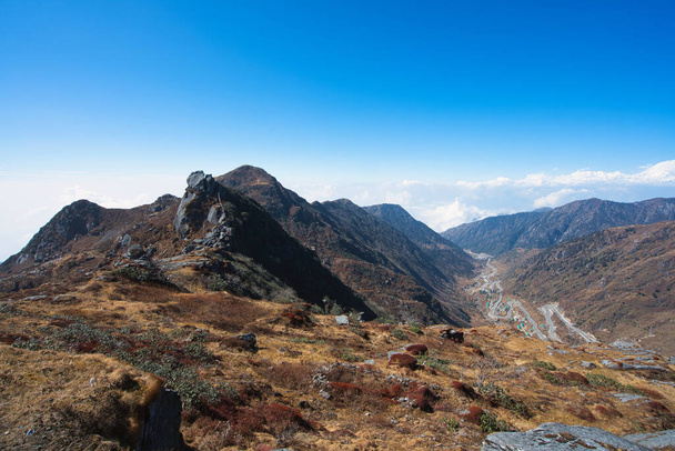 Přírodní scenérie žlutohnědých hor pod modrou oblohou a bílých mraků. Pohled na hory podél cesty. Cesta k jezeru Tsomgo (Changu Lake), v indickém státě Sikkim. - Fotografie, Obrázek