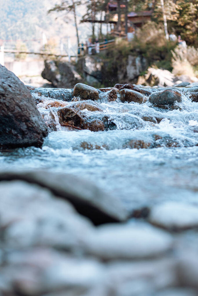 Un fiume di montagna ampio e pieno di scorrimento veloce. Grandi rocce fuoriescono dall'acqua. Grande fiume di montagna Katun, colore turchese, nelle montagne Altai, Repubblica dell'Altai. - Foto, immagini