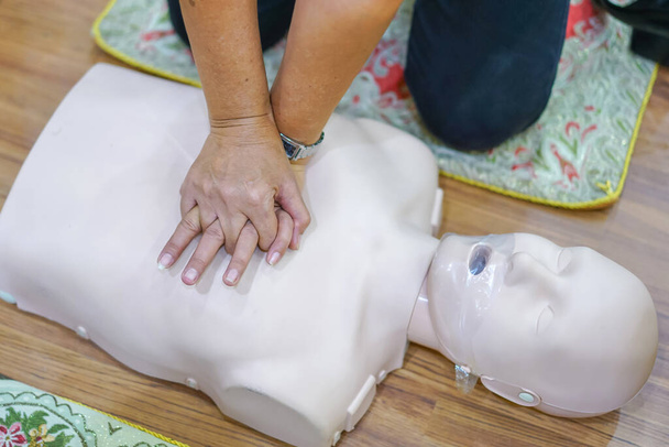 модель манекен для тренувань CPR у класі
. - Фото, зображення