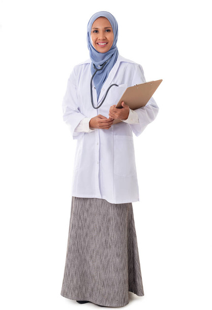 medicina, salud, caridad y gente concepto de tamaño completo de sonriente médico / enfermera musulmana con portapapeles vacío aislado sobre fondo blanco - Foto, imagen