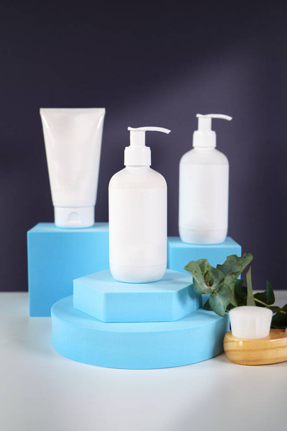 maquetas de contenedores en blanco cosméticos para el cuidado de la piel en un entorno con estilo. - Foto, Imagen