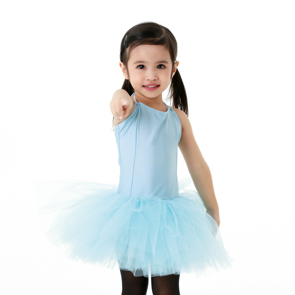 Portrét izolované studio záběr na malé krásné asijské školky pigtails balerína tanečnice dívka v modré tutu balet šaty černé legging stojící pózování v roztomilé a aktivní gesta. - Fotografie, Obrázek