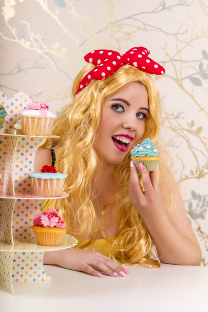 güzel pinup Kızıl saçlı kız ile renkli kek - Fotoğraf, Görsel