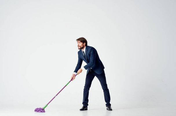 бизнесмен в костюме моет полы с менеджером по уборке швабр - Фото, изображение
