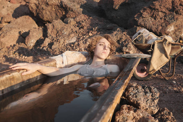 Kobieta leżąca w wannie na zewnątrz - Zdjęcie, obraz