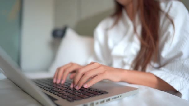 zdjęcia Azjatki pracującej z laptopem w domu - Materiał filmowy, wideo