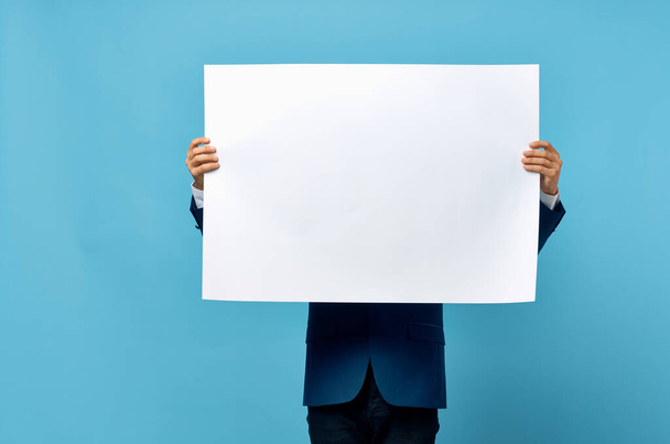 бизнесмены белая бумага в руках маркетинга изолированный фон - Фото, изображение