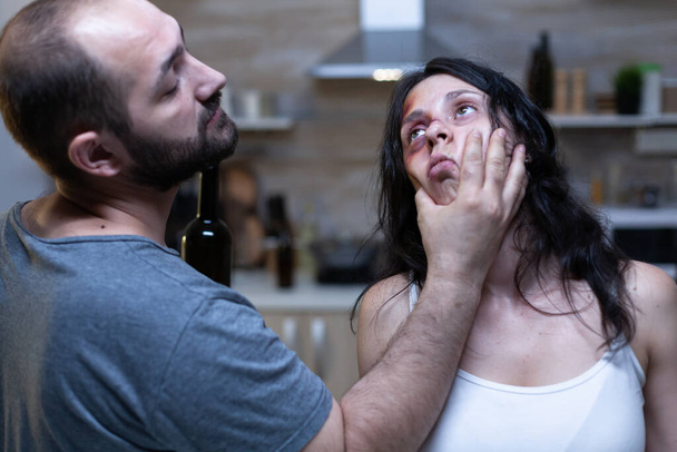 mari en colère obtenir physique avec la femme maltraitée - Photo, image