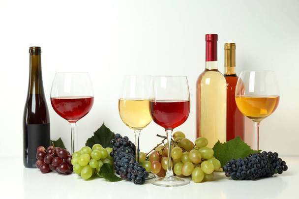 Concepto de degustación de diferentes vinos sobre mesa blanca - Foto, Imagen