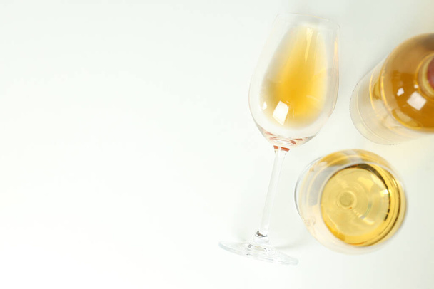 Бутылка и бокалы вина на белом фоне
 - Фото, изображение