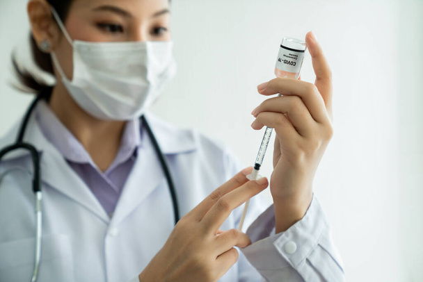 Ügyes orvos készítse elő a vakcinát az injekció beadása előtt jártasan - Fotó, kép