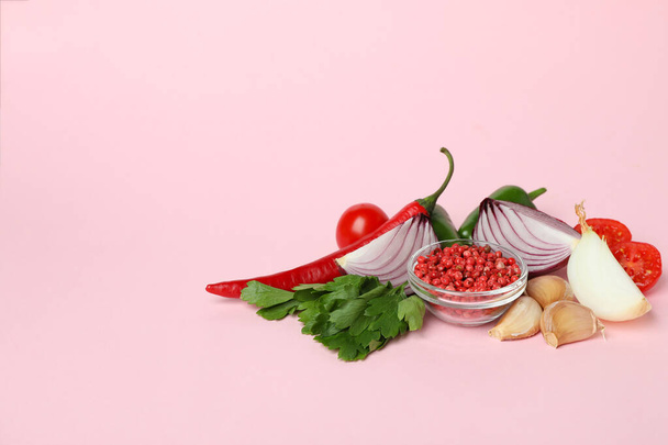 Διαφορετικά πικάντικα λαχανικά σε ροζ φόντο, χώρος για κείμενο - Φωτογραφία, εικόνα
