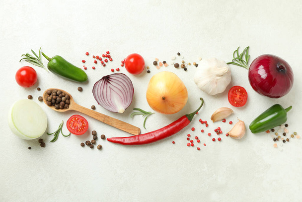 Diferentes verduras especiadas sobre fondo blanco texturizado - Foto, Imagen