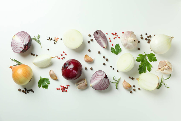 Fűszeres zöldségek fehér háttérrel, felülnézet - Fotó, kép