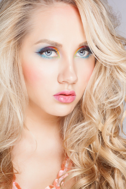 Hermoso cabello rubio, retrato de una joven con maquillaje de color
 - Foto, Imagen