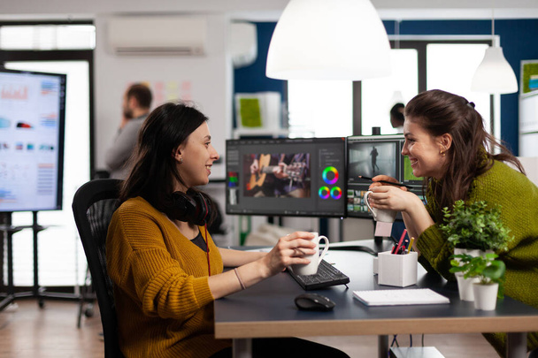Coworkers editores de vídeo discutindo na frente do PC trabalhando para imagens do cliente - Foto, Imagem