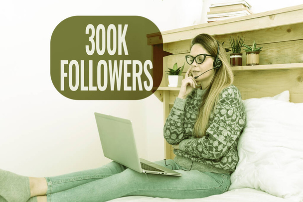 Käsinkirjoitusmerkki 300K Followers. Business konsepti määrä henkilöitä, jotka seuraavat joku Instagram Student Learning Uusia asioita verkossa, Rento Internet Surfing ja selailu - Valokuva, kuva